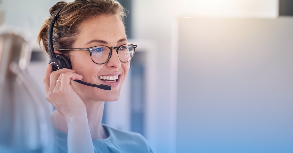 Call Center Customer Service Agentin im Einsatz